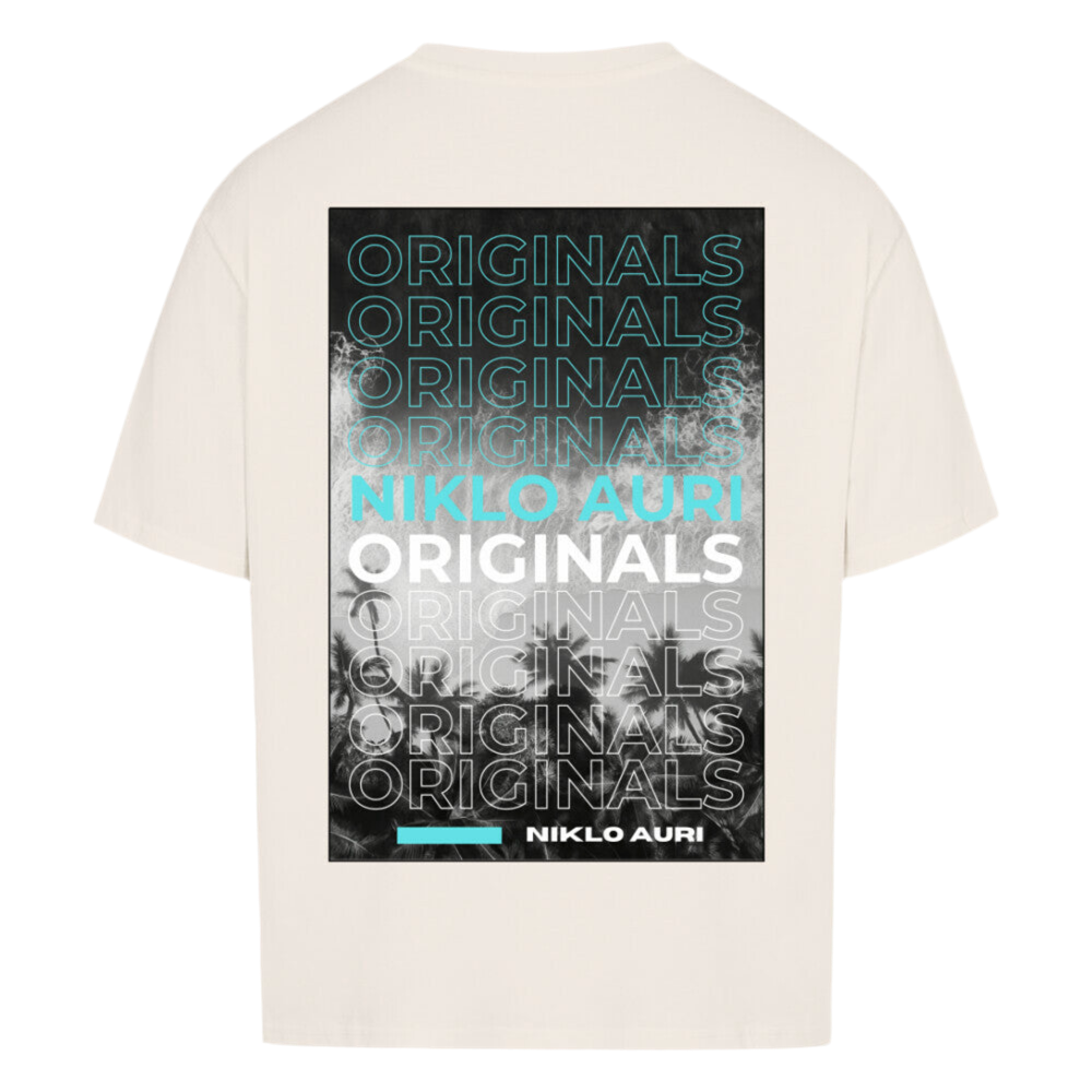 Naturweißes T-Shirt mit einem auffälligen Backprint im „ORIGINALS“-Stil. Mehrfach wiederholt sich das Wort „ORIGINALS“ in Blautönen, Weiß und Schwarz auf einem künstlerisch verrauschten Hintergrund. Im oberen Drittel steht „NIKLO AURI“ in Türkisblau, darunter das Wort „ORIGINALS“ in Weiß. Ganz unten ein türkisfarbener Balken mit dem Markenlogo „NIKLO AURI“ in Weiß auf schwarzem Grund.