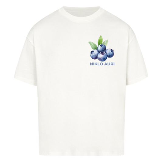 Weißes T-Shirt mit kleiner Blaubeer-Illustration und blauem „NIKLO AURI“-Schriftzug auf der linken Brustseite.