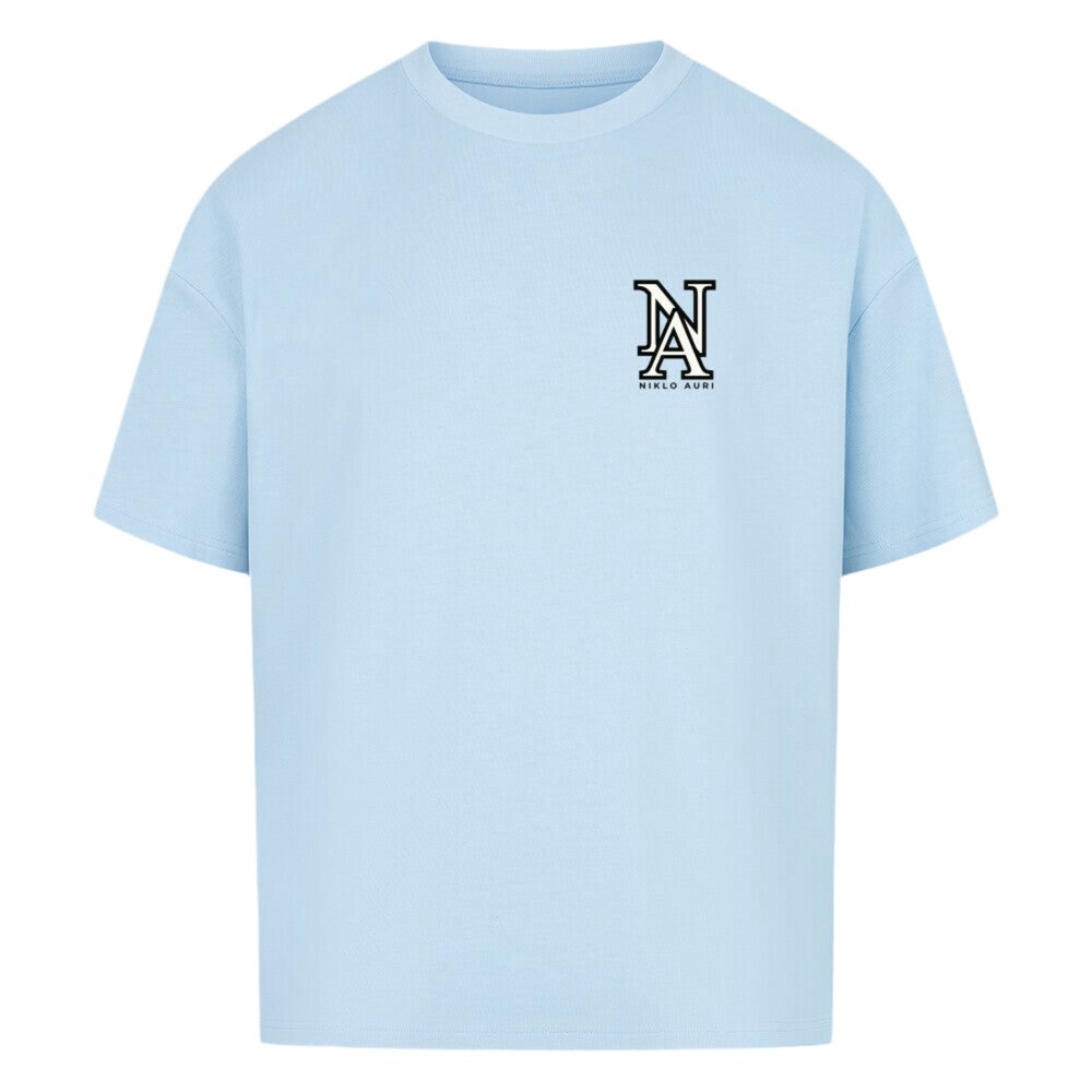 Hellblaues T-Shirt mit Rückendruck eines stilisierten New-York-Motivs (Central Park in Vogelperspektive), eingerahmt von „NIKLO AURI“ und Koordinaten (40.7128° N, 74.0060° W); im Himmel steht „NEW YORK – UNITED STATES“.