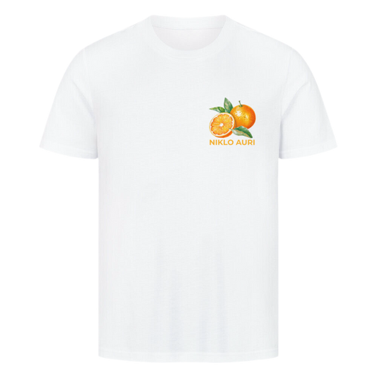 Weißes T-Shirt mit Orangen-Illustration samt Blättern und orangem „NIKLO AURI“-Schriftzug auf der linken Brustseite.