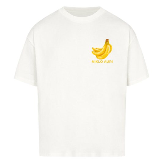 Weißes T-Shirt mit kleiner Bananen-Illustration und gelbem „NIKLO AURI“-Schriftzug auf der linken Brustseite.