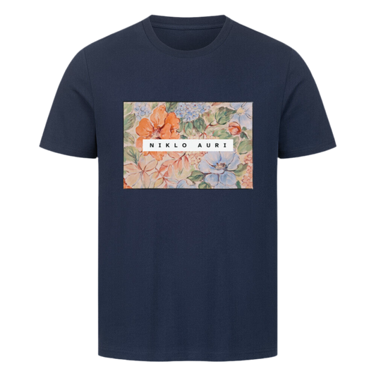 Dunkelblaues T-Shirt mit rechteckigem Blumenmuster in Aquarellstil und weißem „NIKLO AURI“-Schriftzug mittig im Motiv.