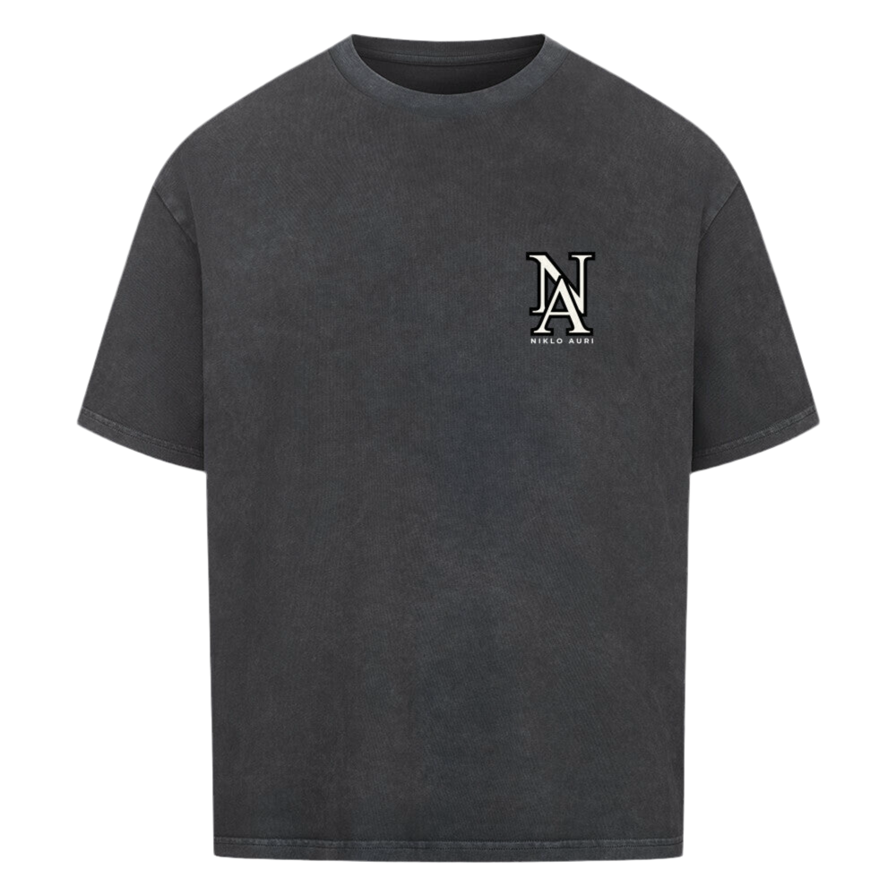 Washed Black T-Shirt mit einem auffälligen Backprint im „ORIGINALS“-Stil. Mehrfach wiederholt sich das Wort „ORIGINALS“ in Blautönen, Weiß und Schwarz auf einem künstlerisch verrauschten Hintergrund. Im oberen Drittel steht „NIKLO AURI“ in Türkisblau, darunter das Wort „ORIGINALS“ in Weiß. Ganz unten ein türkisfarbener Balken mit dem Markenlogo „NIKLO AURI“ in Weiß auf schwarzem Grund.