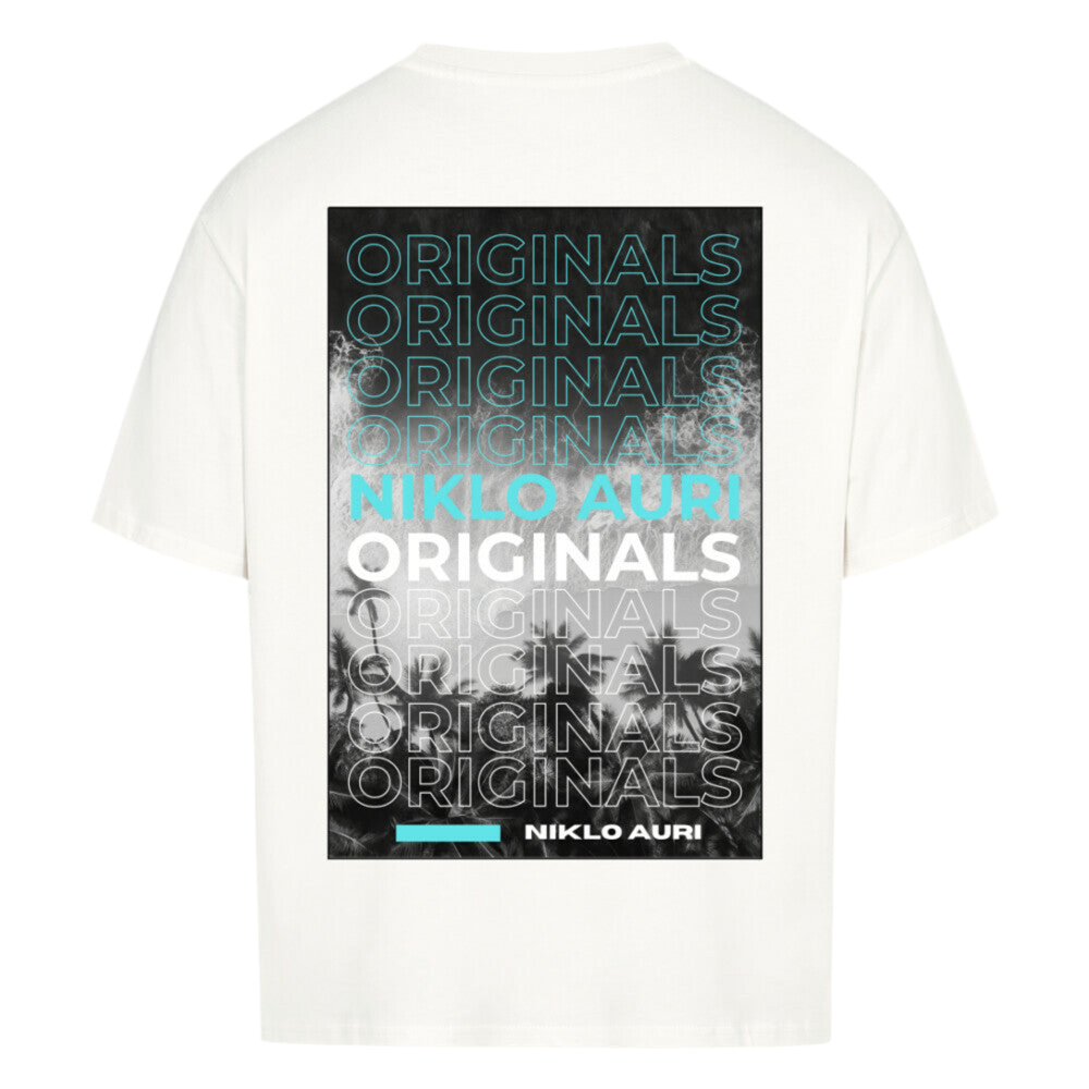 Weißes T-Shirt mit einem auffälligen Backprint im „ORIGINALS“-Stil. Mehrfach wiederholt sich das Wort „ORIGINALS“ in Blautönen, Weiß und Schwarz auf einem künstlerisch verrauschten Hintergrund. Im oberen Drittel steht „NIKLO AURI“ in Türkisblau, darunter das Wort „ORIGINALS“ in Weiß. Ganz unten ein türkisfarbener Balken mit dem Markenlogo „NIKLO AURI“ in Weiß auf schwarzem Grund.
