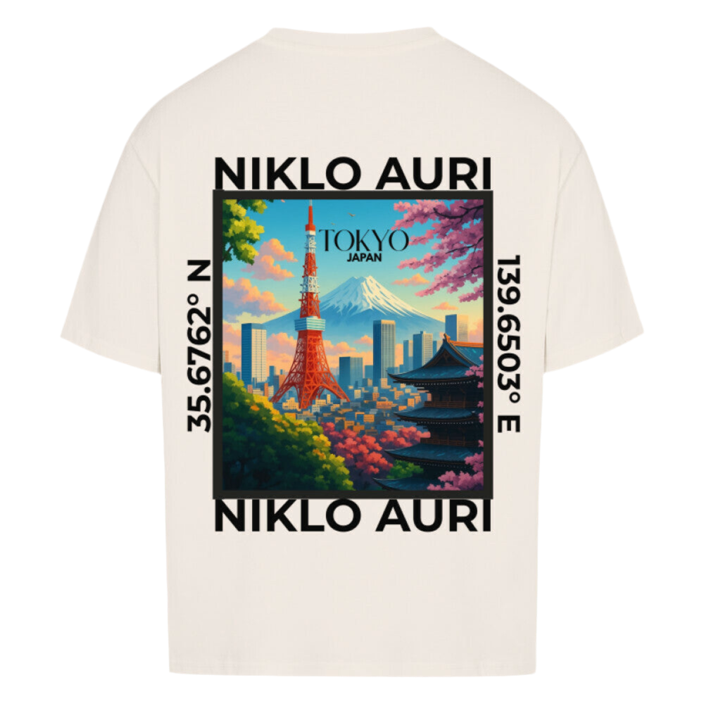 Weißes T-Shirt mit farbigem Tokyo-Print auf dem Rücken, eingerahmt von „NIKLO AURI“ und Koordinaten (35.6762° N, 139.6503° E); vorne kleines „NA“-Logo auf der Brust.