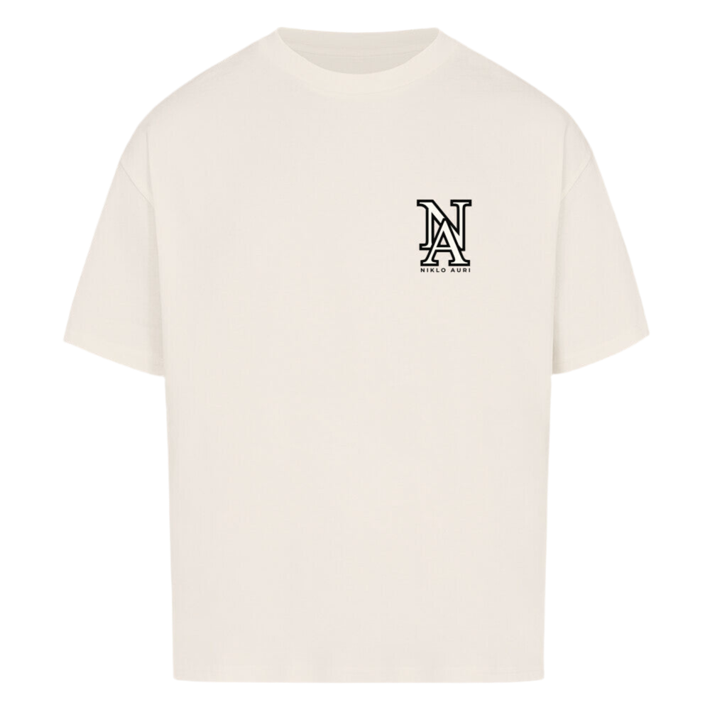 Naturweißes T-Shirt mit einem auffälligen Backprint im „ORIGINALS“-Stil. Mehrfach wiederholt sich das Wort „ORIGINALS“ in Blautönen, Weiß und Schwarz auf einem künstlerisch verrauschten Hintergrund. Im oberen Drittel steht „NIKLO AURI“ in Türkisblau, darunter das Wort „ORIGINALS“ in Weiß. Ganz unten ein türkisfarbener Balken mit dem Markenlogo „NIKLO AURI“ in Weiß auf schwarzem Grund.