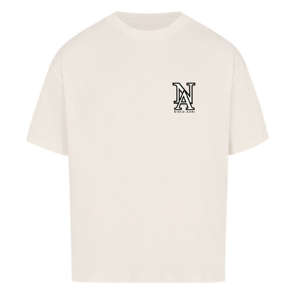 Naturweißes T-Shirt mit einem auffälligen Backprint im „ORIGINALS“-Stil. Mehrfach wiederholt sich das Wort „ORIGINALS“ in Blautönen, Weiß und Schwarz auf einem künstlerisch verrauschten Hintergrund. Im oberen Drittel steht „NIKLO AURI“ in Türkisblau, darunter das Wort „ORIGINALS“ in Weiß. Ganz unten ein türkisfarbener Balken mit dem Markenlogo „NIKLO AURI“ in Weiß auf schwarzem Grund.
