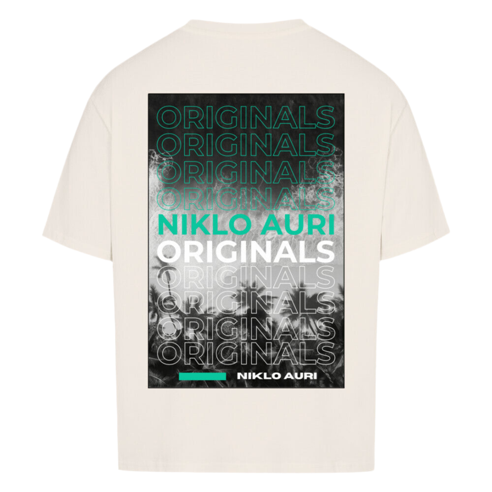Naturweißes T-Shirt mit einem vertikal ausgerichteten Rückenprint. Das Design zeigt mehrfach das Wort „ORIGINALS“ in Grüntönen, Weiß und Schwarz. In der Mitte ist der Schriftzug „NIKLO AURI“ in kräftigem Mintgrün hervorgehoben. Im unteren Bereich erscheint „NIKLO AURI“ erneut in Weiß, ergänzt durch einen horizontalen grünen Balken. Der Hintergrund ist dunkel und leicht verrauscht, wodurch die Schrift noch stärker hervorsticht.