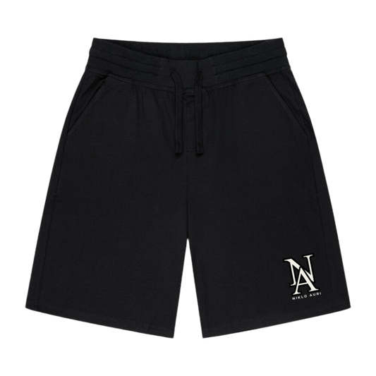 Schwarze Shorts mit Kordelzug und Seitentaschen. Auf dem rechten Hosenbein befindet sich ein weißes, minimalistisches Monogramm „NA“ für Niklo Auri, darunter in kleiner Schrift der Markenname. Das Design ist clean und modern, perfekt für einen dezenten Streetwear-Look.
