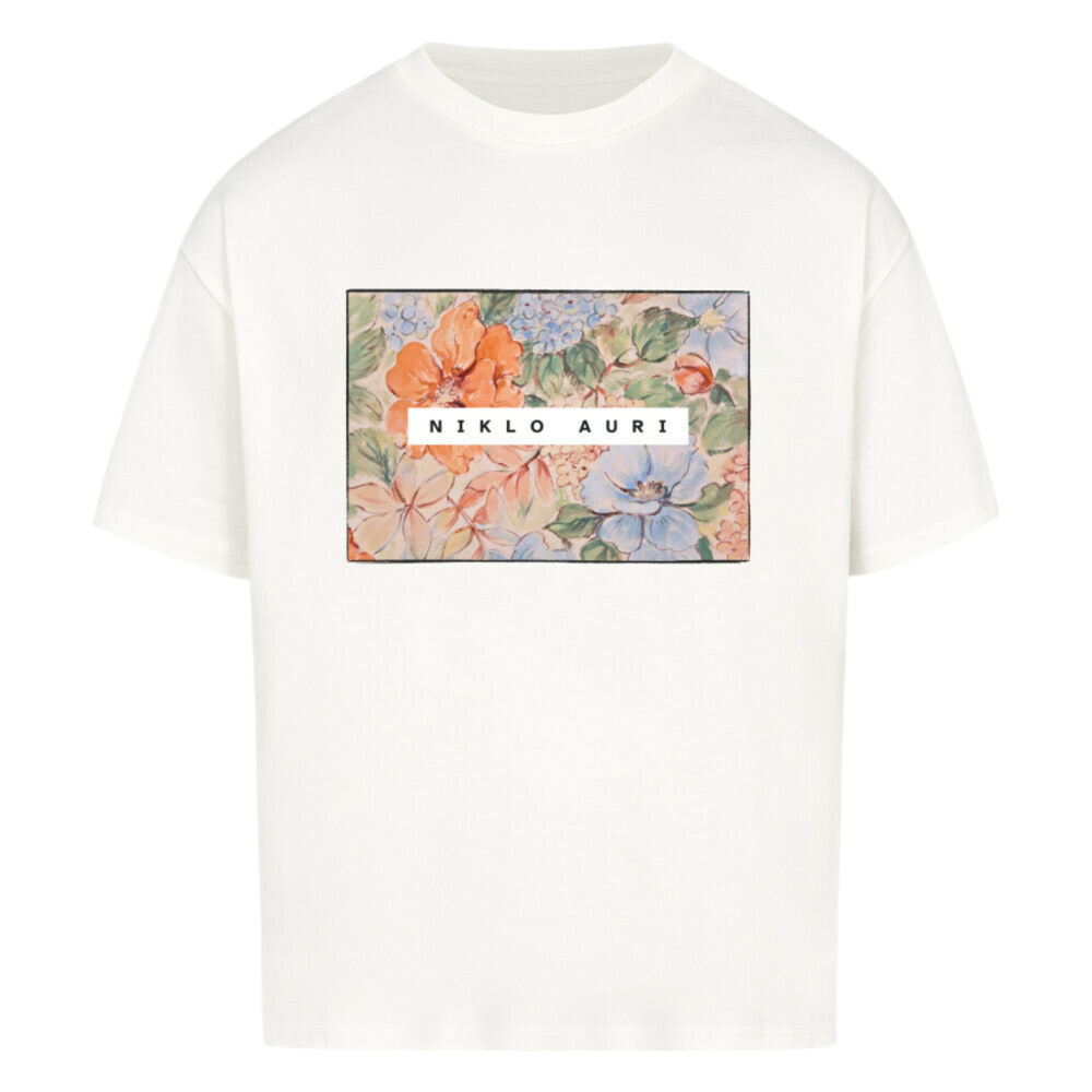 Weißes T-Shirt mit rechteckigem floralen Aquarell-Print und weißem „NIKLO AURI“-Schriftzug zentriert im Motiv.
