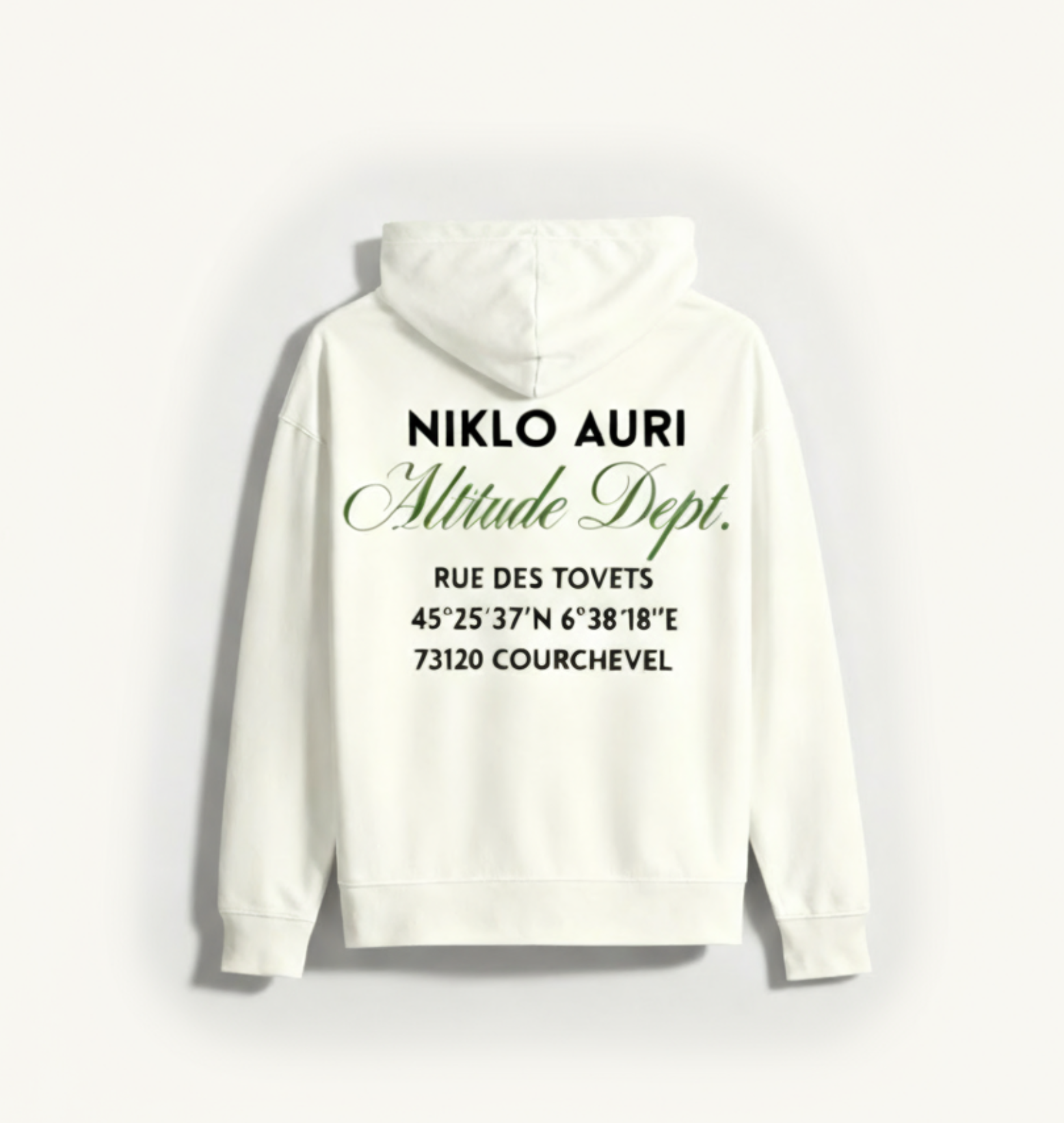 „Niklo Auri Altitude Dept. Hoodie – Off-White Hoodie mit Courchevel Backprint.“