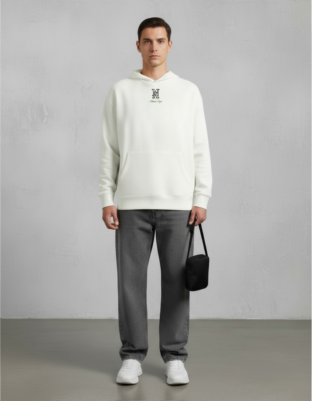 „Model trägt Off-White Niklo Auri Altitude Dept. Hoodie – Oversized Fit.“