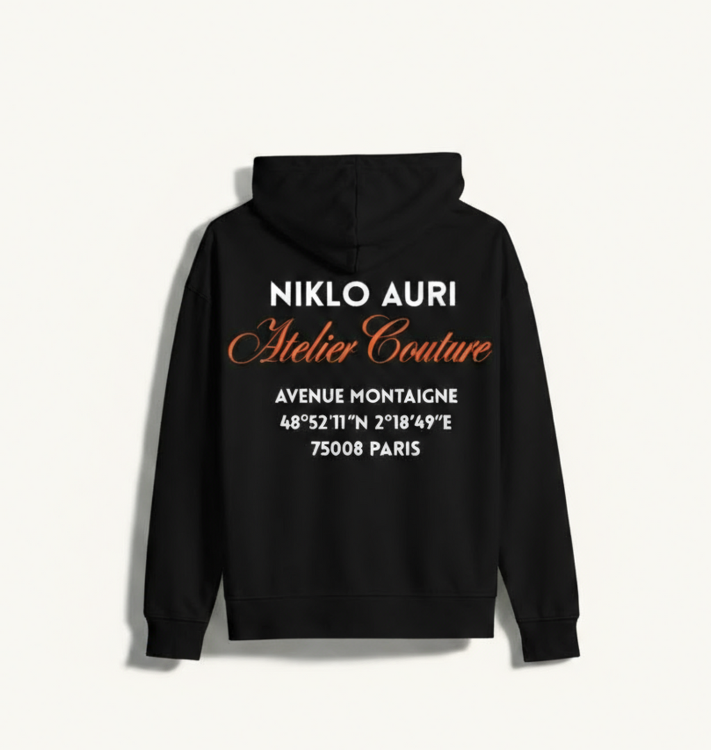 „Niklo Auri Atelier Couture Hoodie – Backprint mit Avenue Montaigne Adresse in Paris.“