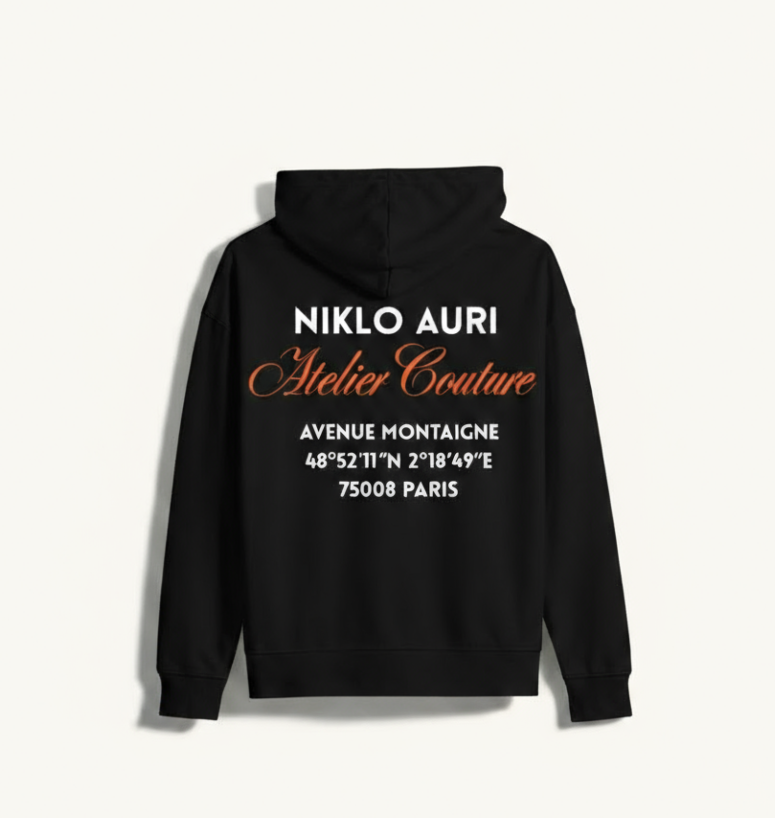 „Niklo Auri Atelier Couture Hoodie – Backprint mit Avenue Montaigne Adresse in Paris.“