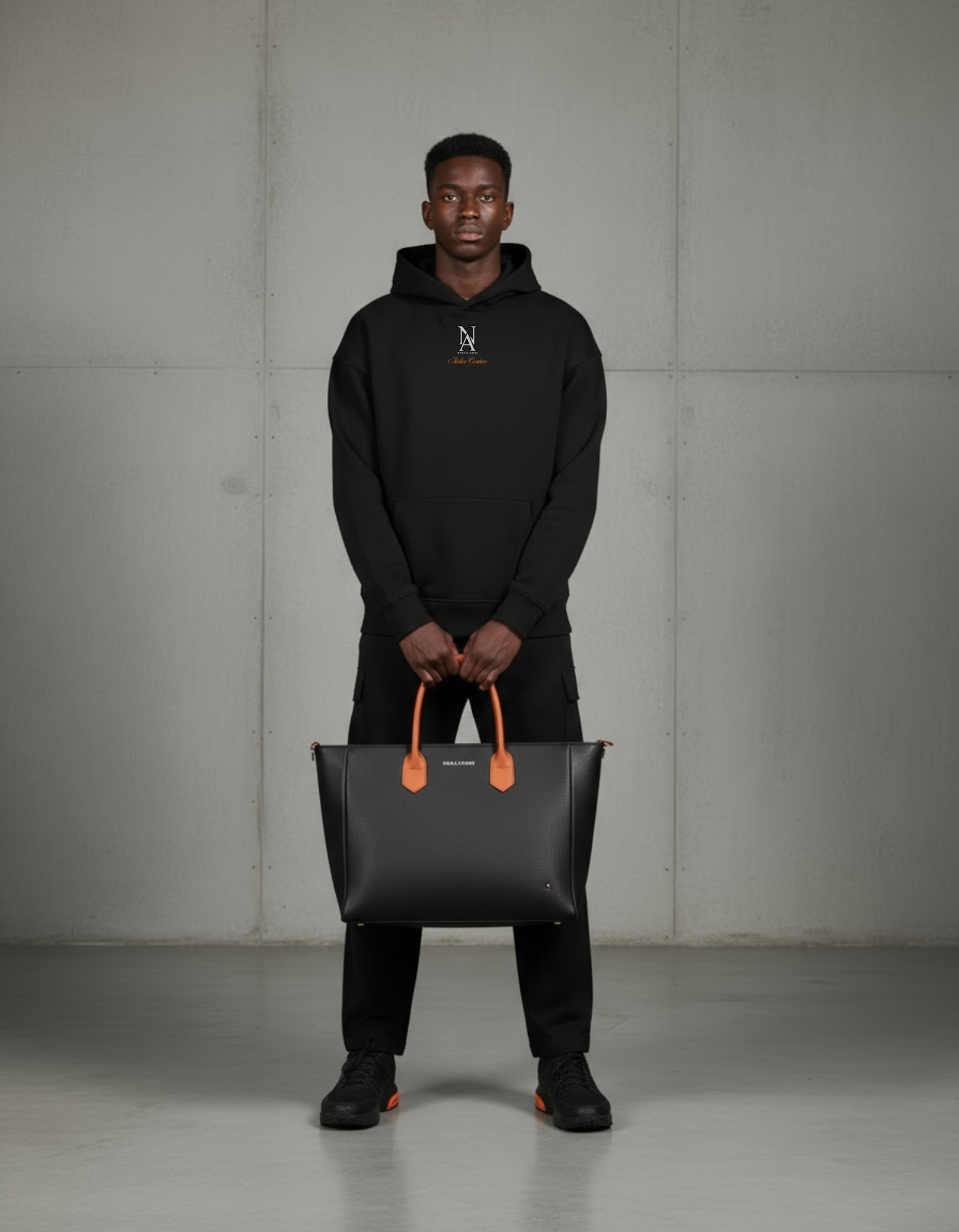 „Model trägt Niklo Auri Atelier Couture Hoodie – schwarzer Oversized Hoodie.“