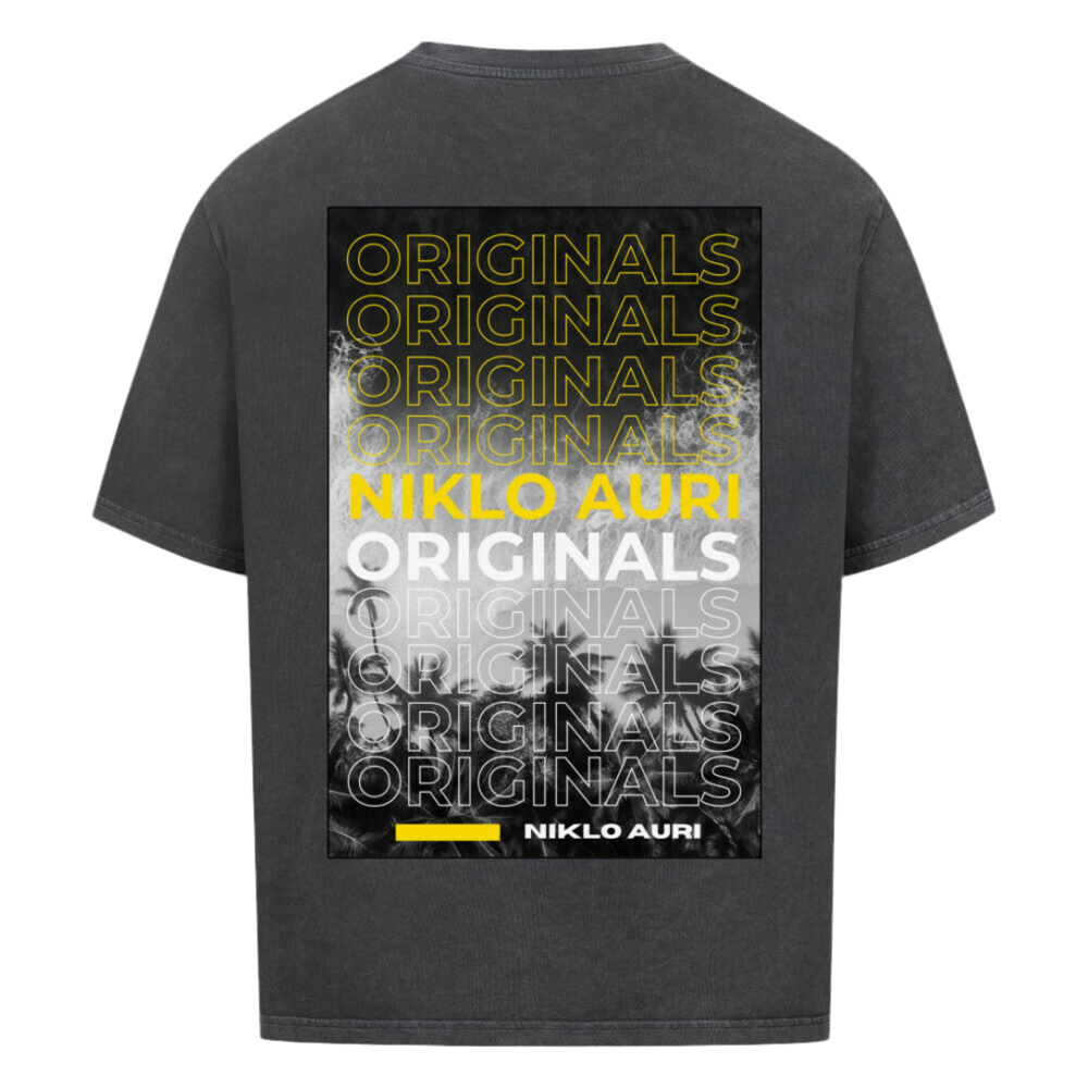 Washed Black T-Shirt mit einem grafisch gestalteten Rückendruck. Im Zentrum: ein rechteckiges Motiv mit dem Wort „ORIGINALS“ in mehrfacher Wiederholung. Die oberen Schriftzüge sind in Gelb, mittig steht „NIKLO AURI“ in kräftigem Gelb sowie „ORIGINALS“ in Weiß. Der untere Bereich ist dunkler gehalten mit schwarz-grauen Varianten des Schriftzugs. Ein gelber Balken und das weiße Markenlogo „NIKLO AURI“ schließen das Motiv unten ab.