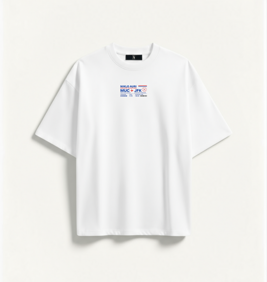 „Weißes Niklo Auri City Flags Tee – Oversized Shirt mit Mini-Brustprint.“