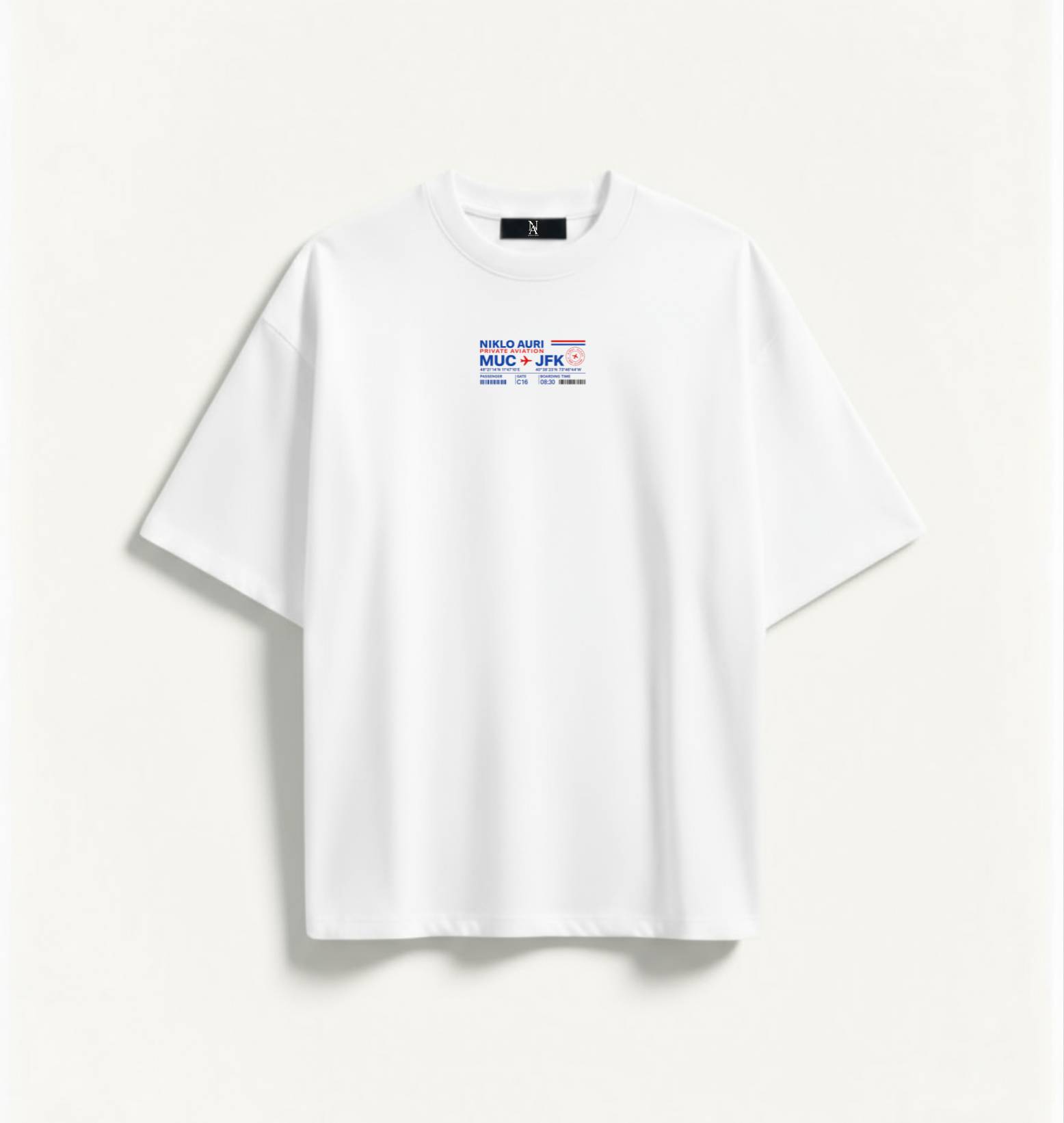 „Weißes Niklo Auri City Flags Tee – Oversized Shirt mit Mini-Brustprint.“