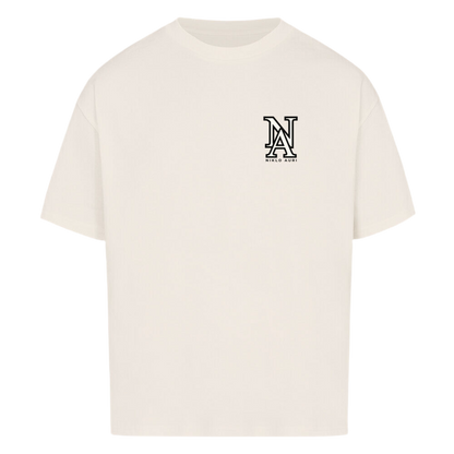 Weißes T-Shirt mit Rückendruck eines stilisierten New-York-Motivs (Central Park in Vogelperspektive), eingerahmt von „NIKLO AURI“ und Koordinaten (40.7128° N, 74.0060° W); im Himmel steht „NEW YORK – UNITED STATES“.