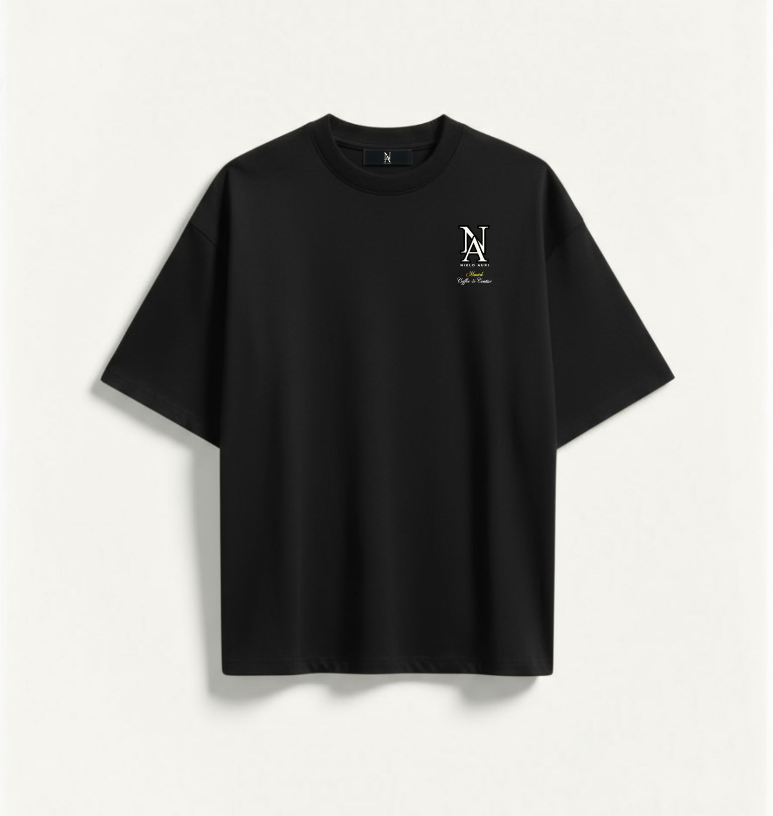 „Vorderseite des Niklo Auri Tee mit NA Monogramm in Weiß.“