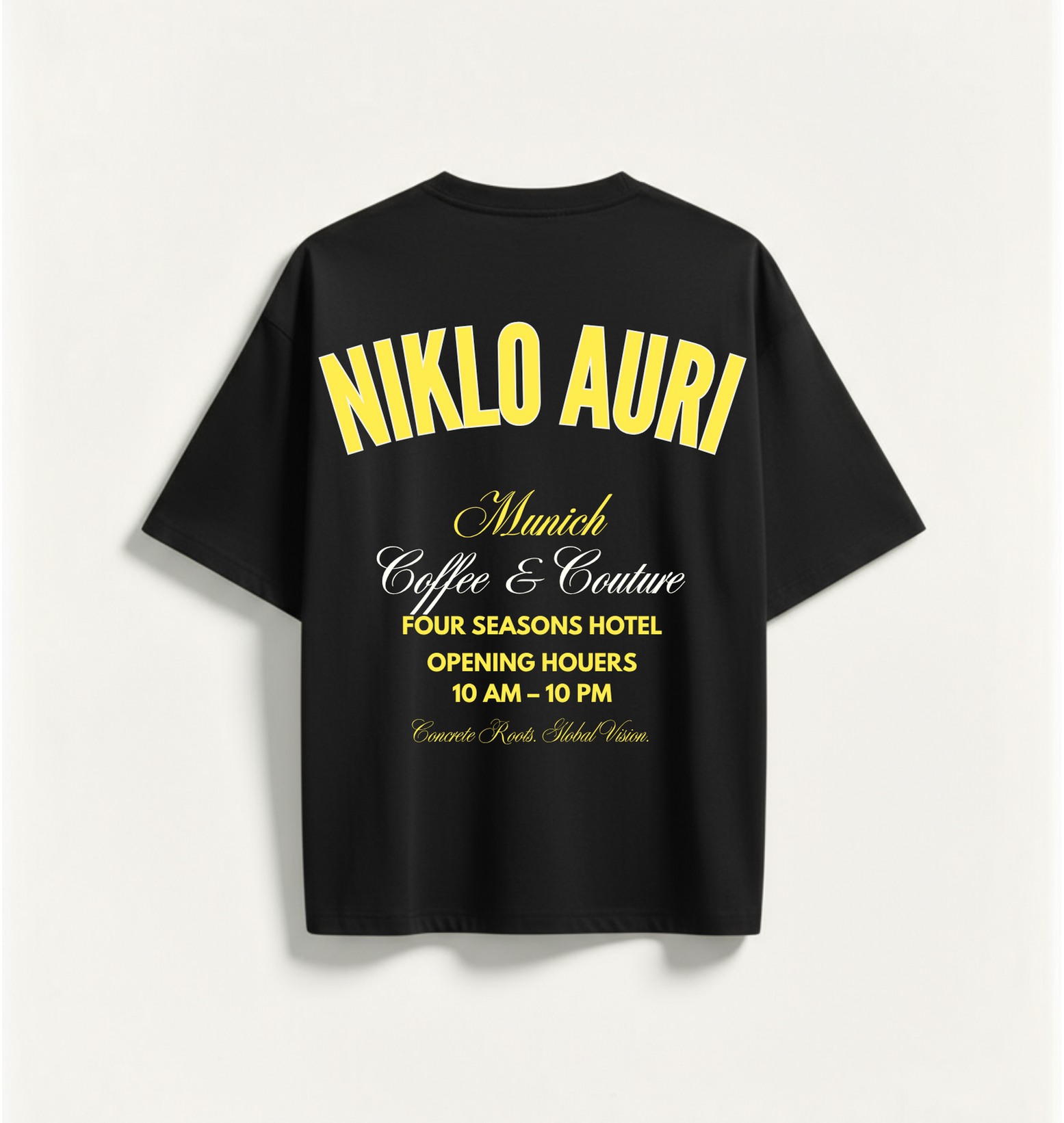 „Niklo Auri Munich Coffee & Roasters Tee – gelber Backprint im Hotel-Style.“