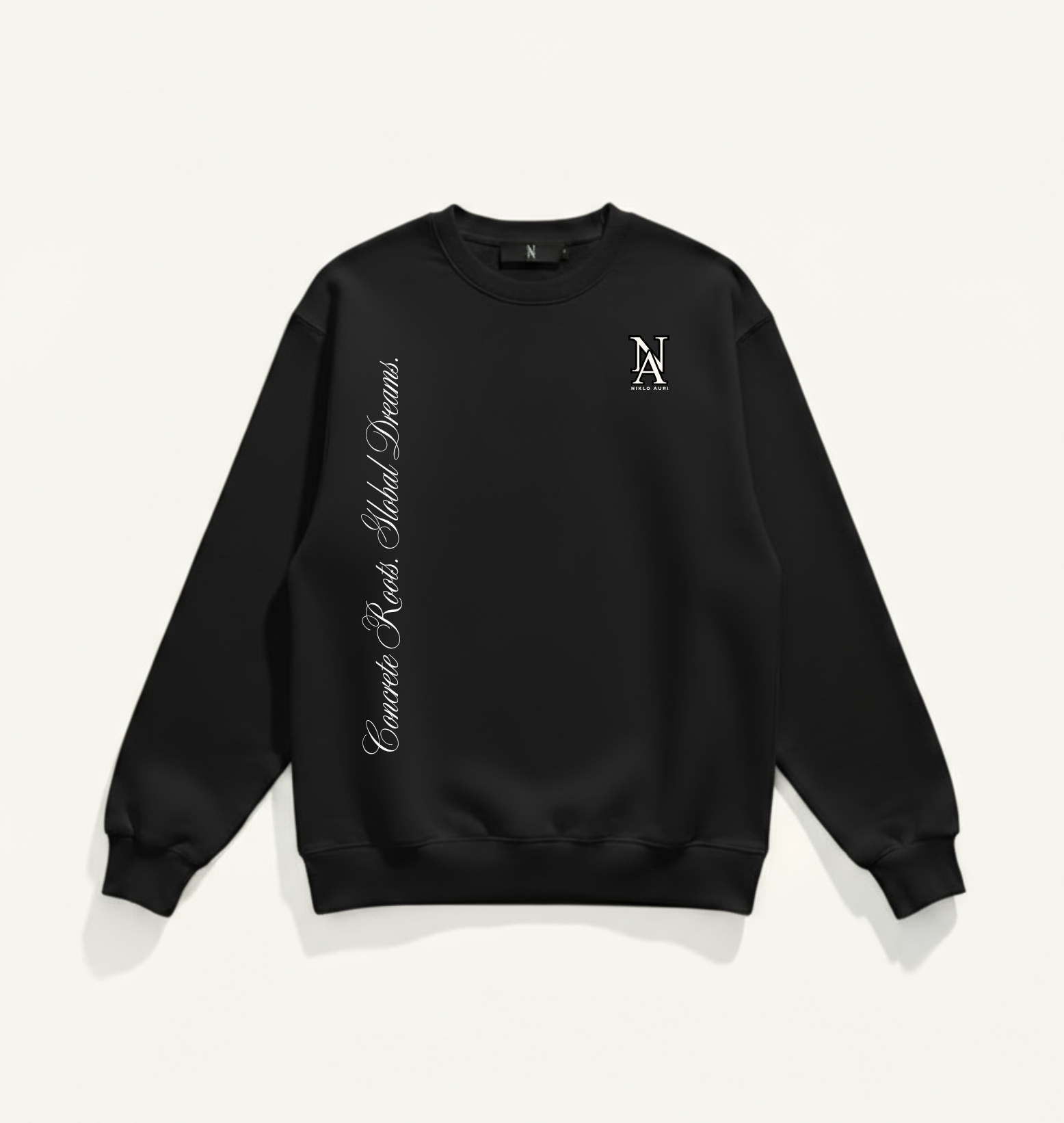 „Niklo Auri Side Script Crewneck – schwarzer Sweater mit NA Logo und seitlichem Concrete Roots Print.“