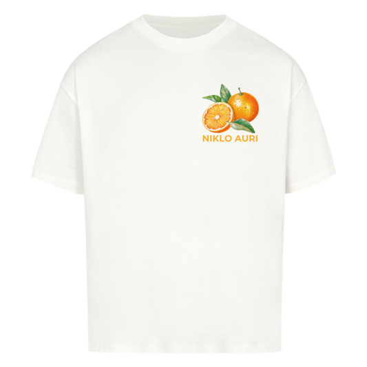 Weißes T-Shirt mit Orangen-Illustration samt Blättern und orangem „NIKLO AURI“-Schriftzug auf der linken Brustseite.