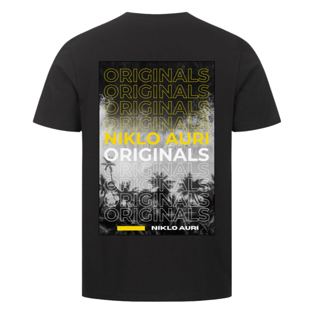 Schwarzes T-Shirt mit einem grafisch gestalteten Rückendruck. Im Zentrum: ein rechteckiges Motiv mit dem Wort „ORIGINALS“ in mehrfacher Wiederholung. Die oberen Schriftzüge sind in Gelb, mittig steht „NIKLO AURI“ in kräftigem Gelb sowie „ORIGINALS“ in Weiß. Der untere Bereich ist dunkler gehalten mit schwarz-grauen Varianten des Schriftzugs. Ein gelber Balken und das weiße Markenlogo „NIKLO AURI“ schließen das Motiv unten ab.