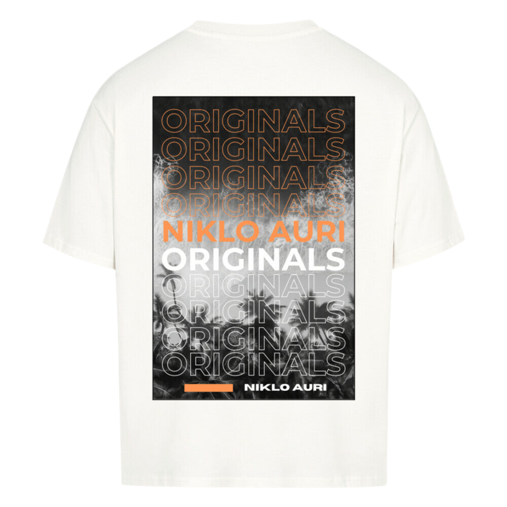 Weißes T-Shirt mit großem vertikalem Druck auf dem Rücken. Das Design zeigt in mehreren Reihen den Schriftzug „ORIGINALS“ in Orange, Weiß und Grautönen. In der Mitte hebt sich „NIKLO AURI“ in leuchtendem Orange deutlich ab. Unten rechts steht erneut „NIKLO AURI“ in Weiß, begleitet von einem orangen Balken darunter. Der Hintergrund hat eine rauchige, leicht verschwommene Textur in Schwarz und Weiß.