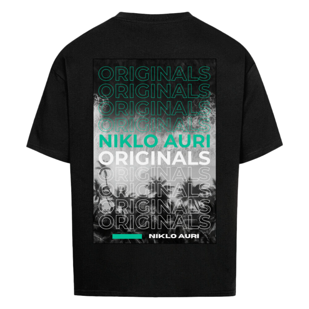 Schwarzes T-Shirt mit einem vertikal ausgerichteten Rückenprint. Das Design zeigt mehrfach das Wort „ORIGINALS“ in Grüntönen, Weiß und Schwarz. In der Mitte ist der Schriftzug „NIKLO AURI“ in kräftigem Mintgrün hervorgehoben. Im unteren Bereich erscheint „NIKLO AURI“ erneut in Weiß, ergänzt durch einen horizontalen grünen Balken. Der Hintergrund ist dunkel und leicht verrauscht, wodurch die Schrift noch stärker hervorsticht.