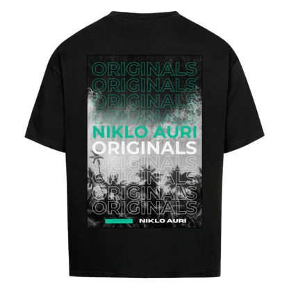Schwarzes T-Shirt mit einem vertikal ausgerichteten Rückenprint. Das Design zeigt mehrfach das Wort „ORIGINALS“ in Grüntönen, Weiß und Schwarz. In der Mitte ist der Schriftzug „NIKLO AURI“ in kräftigem Mintgrün hervorgehoben. Im unteren Bereich erscheint „NIKLO AURI“ erneut in Weiß, ergänzt durch einen horizontalen grünen Balken. Der Hintergrund ist dunkel und leicht verrauscht, wodurch die Schrift noch stärker hervorsticht.