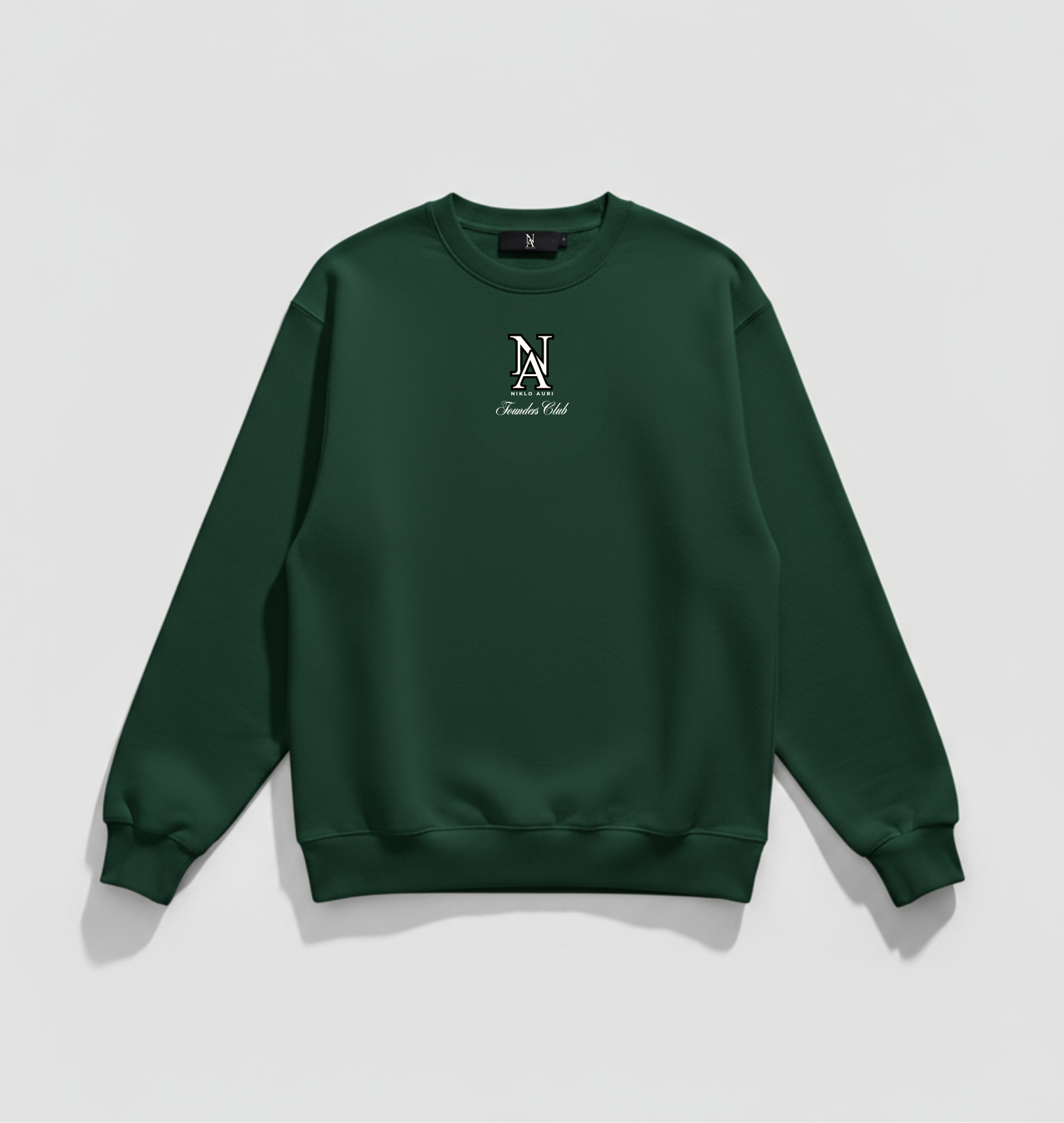 „Niklo Auri Forest Green Crewneck mit NA Monogramm – Members Club Edition.“