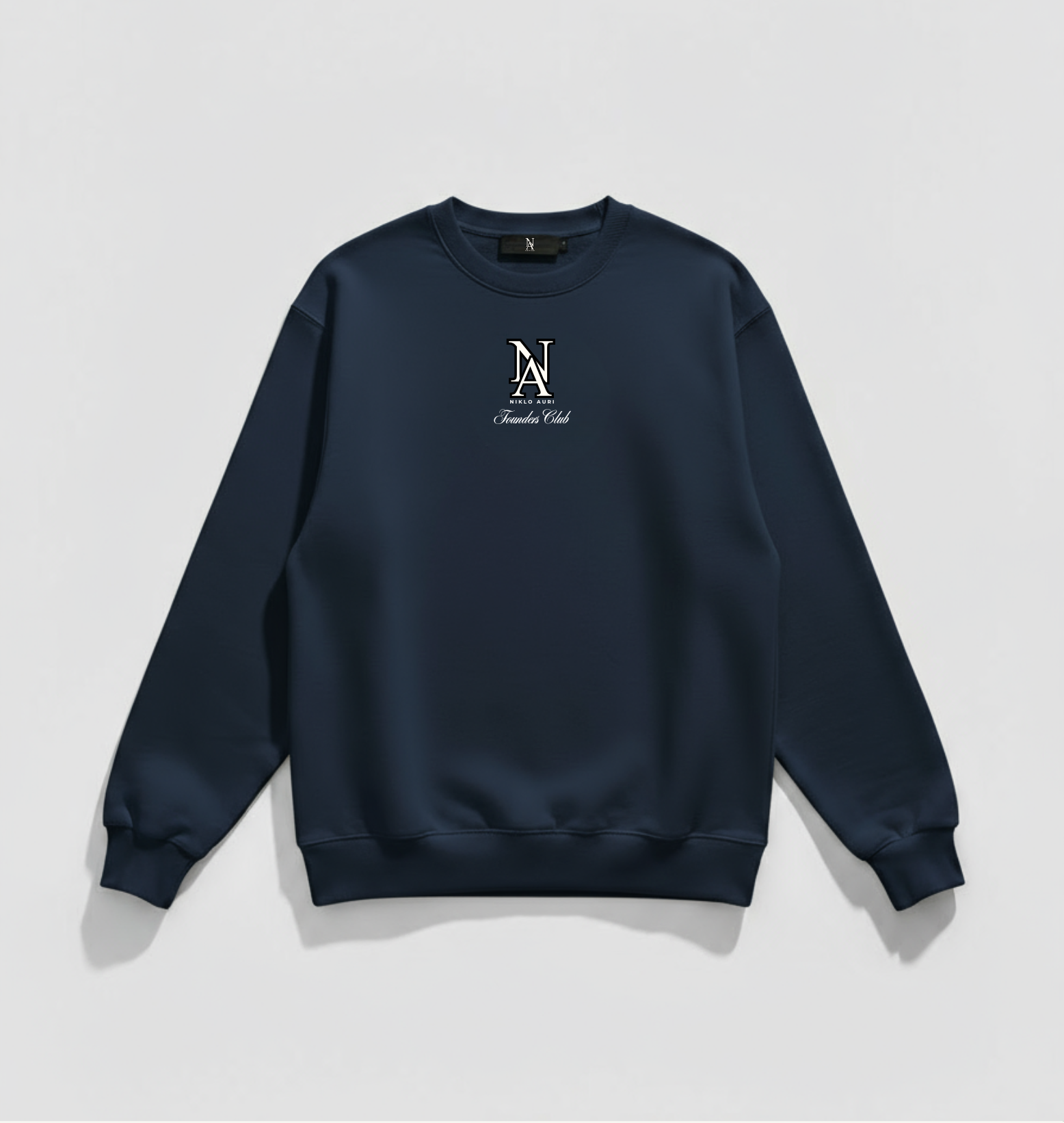 „French Navy Niklo Auri Sweater mit NA Monogramm – Members Club Edition.“