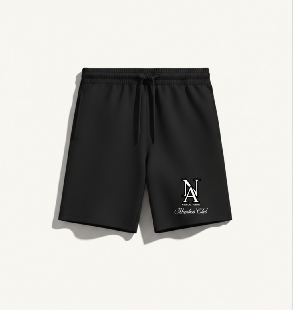 „Schwarze Niklo Auri Shorts mit NA Monogramm und Members Club Script.“