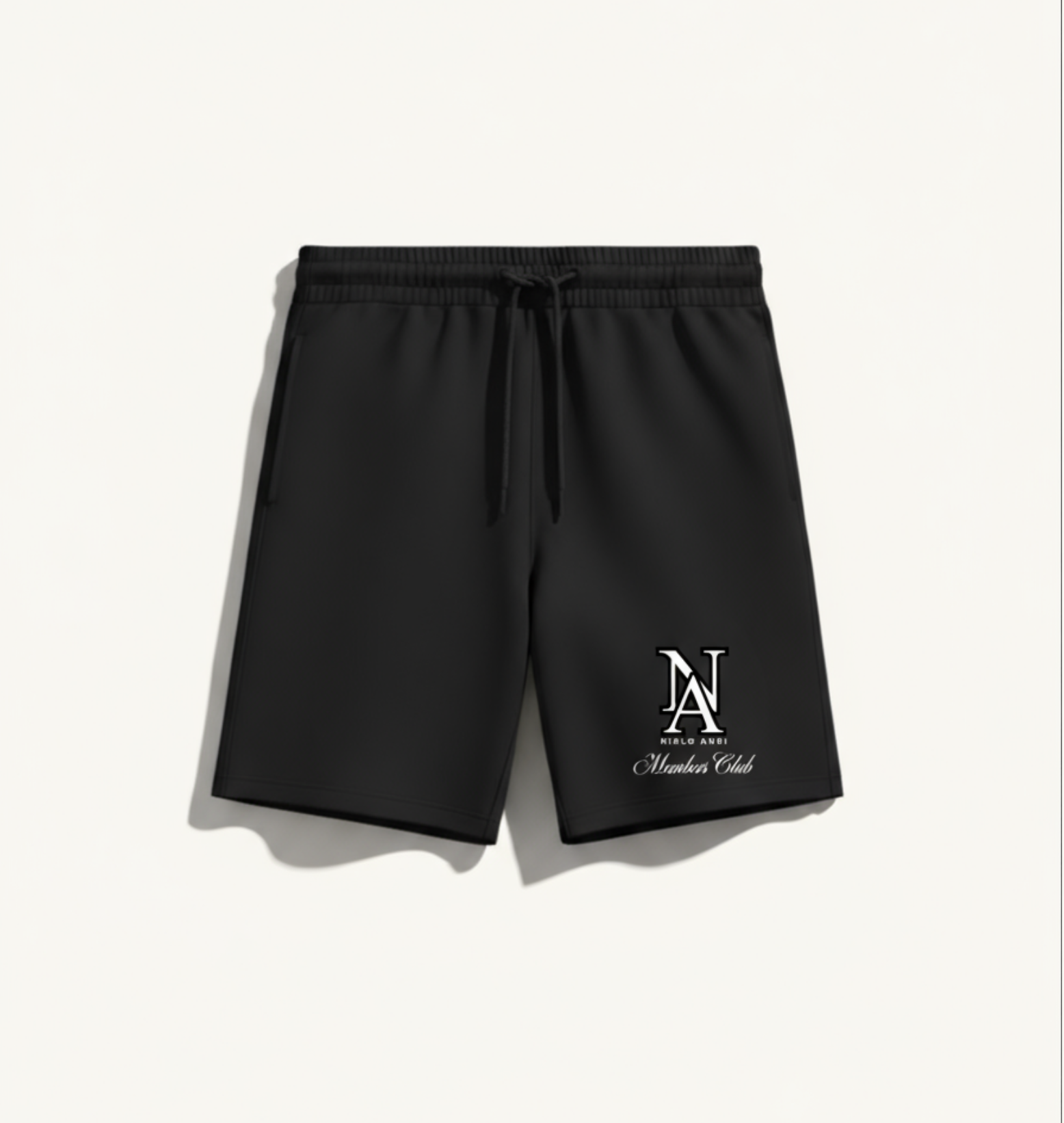 „Schwarze Niklo Auri Shorts mit NA Monogramm und Members Club Script.“