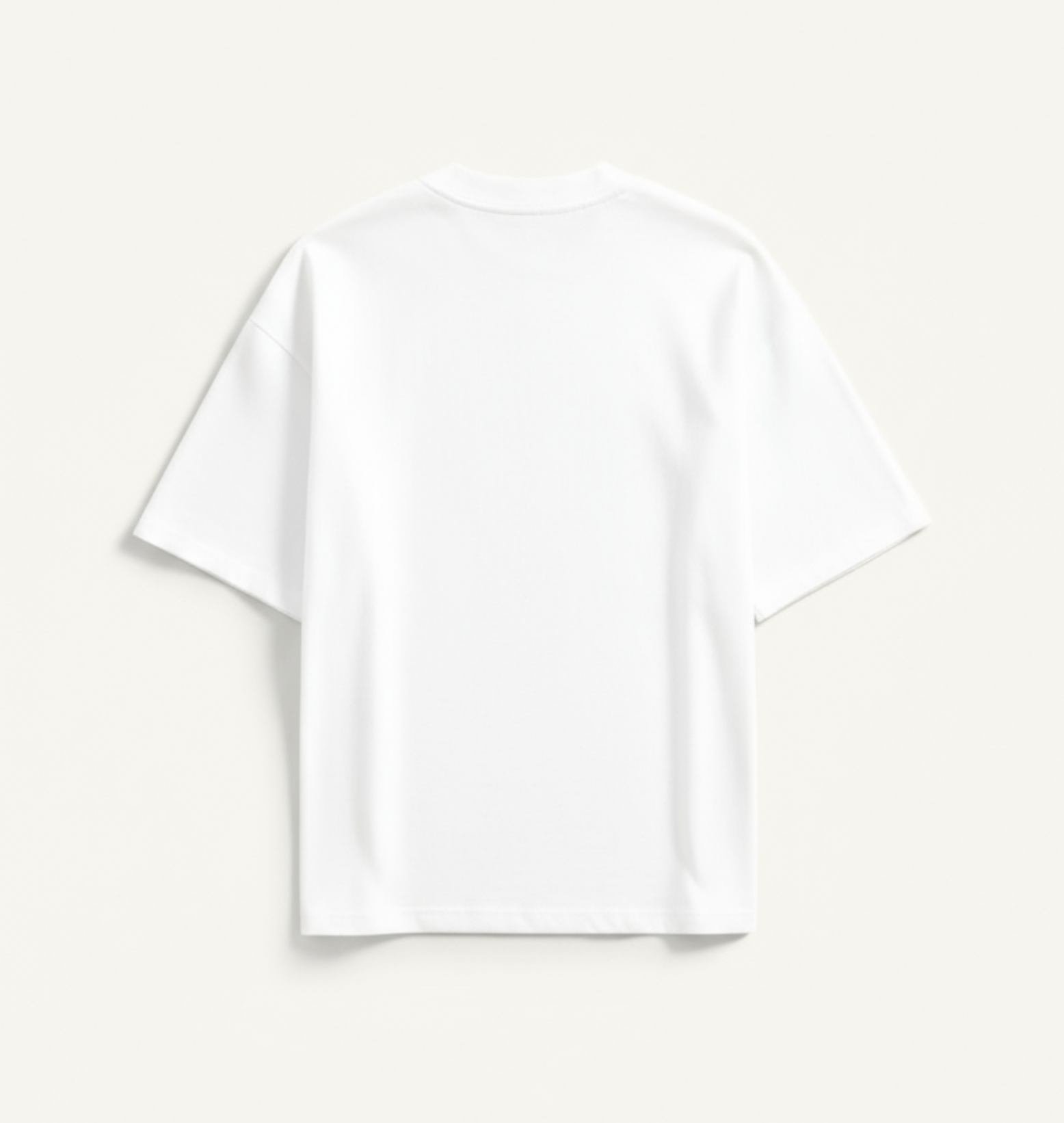 „Rückseite des weißen City Flags Tee – clean & minimal.“