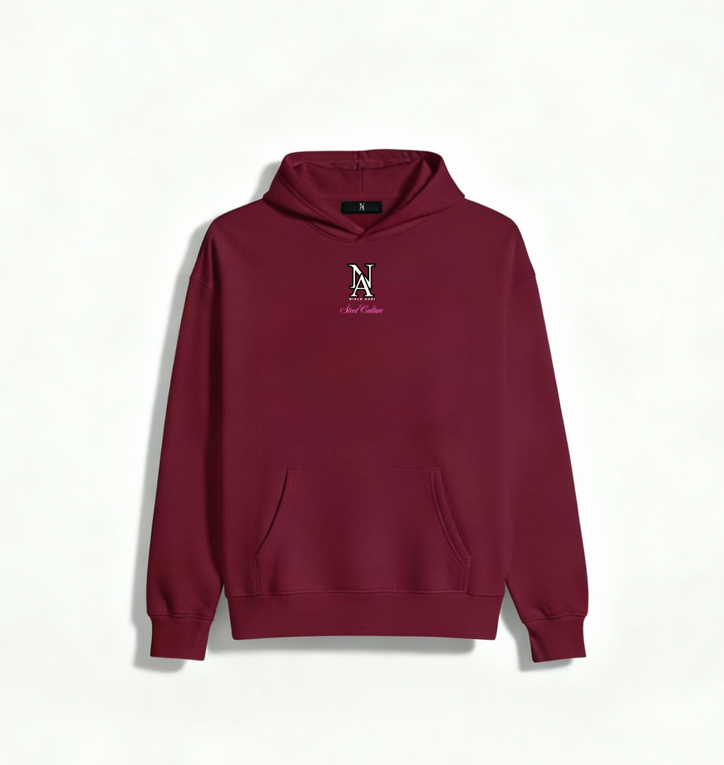 „Maroon Hoodie von Niklo Auri mit NA Monogramm auf der Brust.“