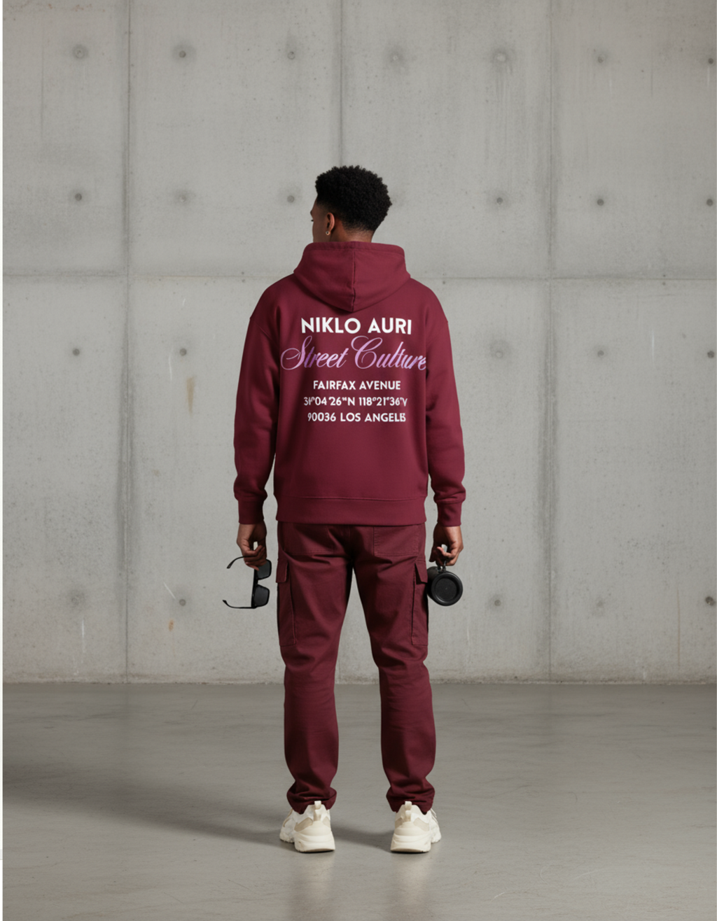 „Model zeigt den Street Culture Backprint des Niklo Auri Hoodies – Fairfax Avenue Los Angeles.“