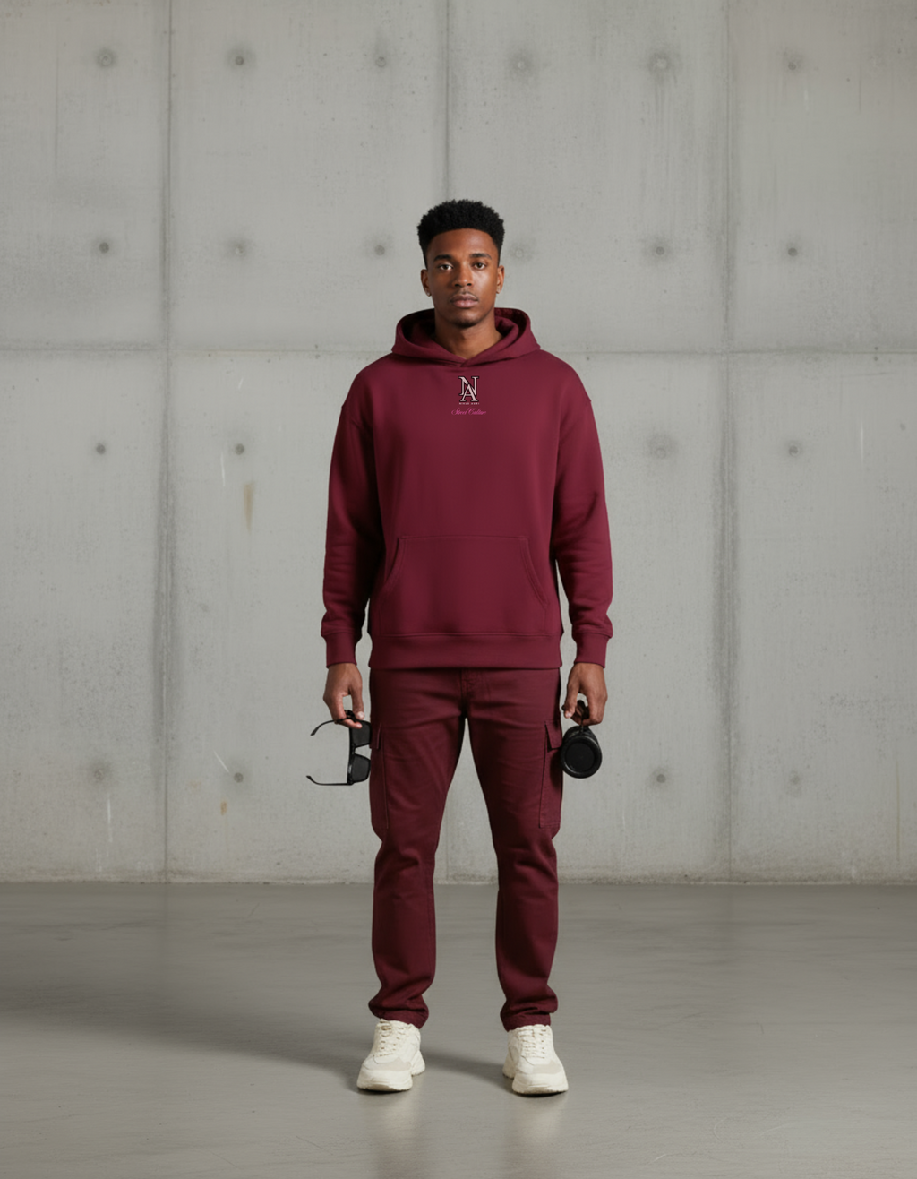 „Model trägt Niklo Auri Street Culture Hoodie in Maroon – Oversized Fit.“