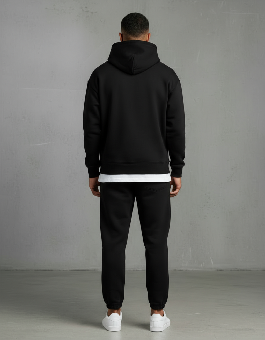 „Model zeigt die Jogginghose mit Script Print ‚Concrete Roots / Global Vision‘.“