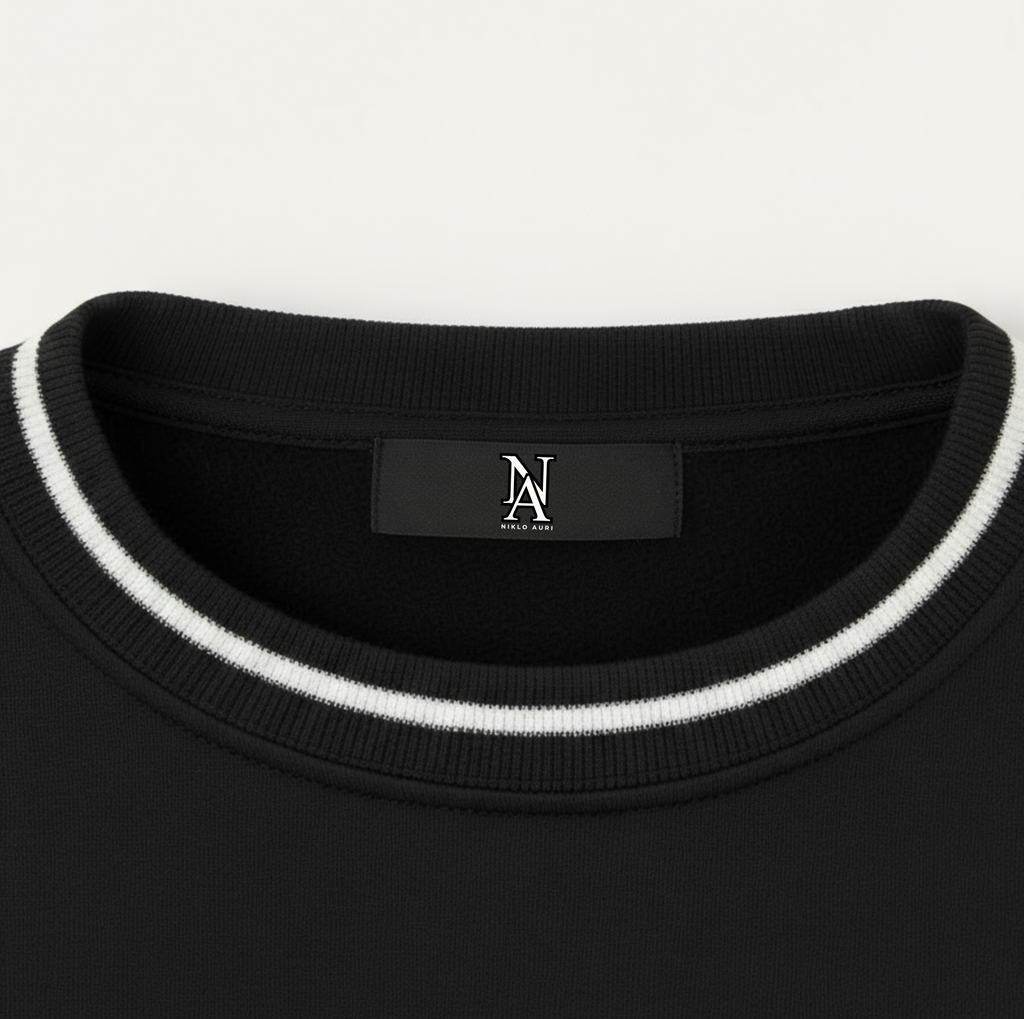 „Detailansicht des Crewneck Kragens mit weißen Stripes und NA Label.“