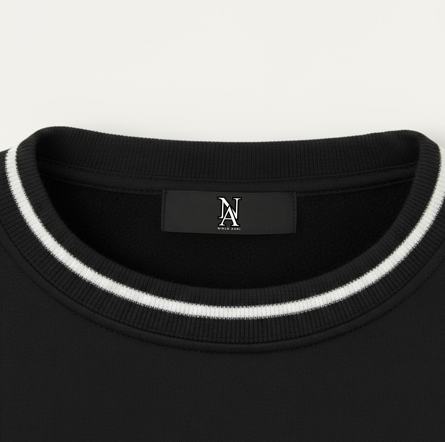 „Detailansicht des Crewneck Kragens mit weißen Stripes und NA Label.“