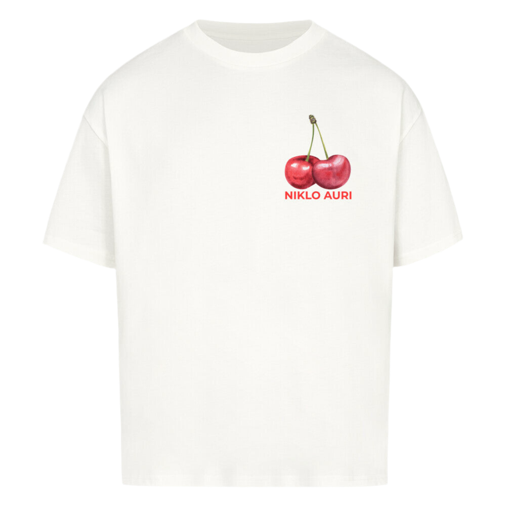 T-Shirt in Weiß mit zwei Kirschen und rotem „NIKLO AURI“-Schriftzug auf der Brust.
