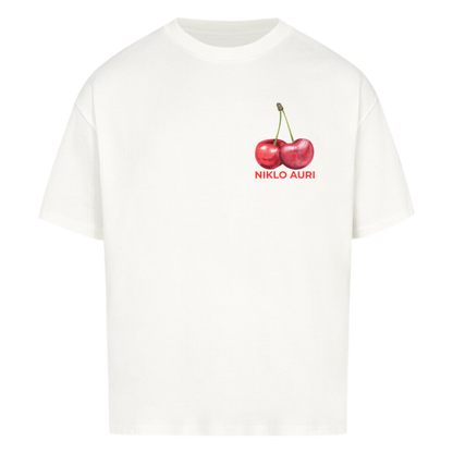 T-Shirt in Weiß mit zwei Kirschen und rotem „NIKLO AURI“-Schriftzug auf der Brust.