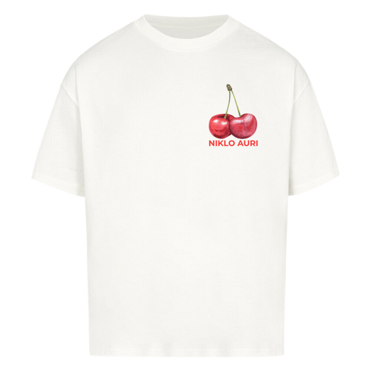 T-Shirt in Weiß mit zwei Kirschen und rotem „NIKLO AURI“-Schriftzug auf der Brust.