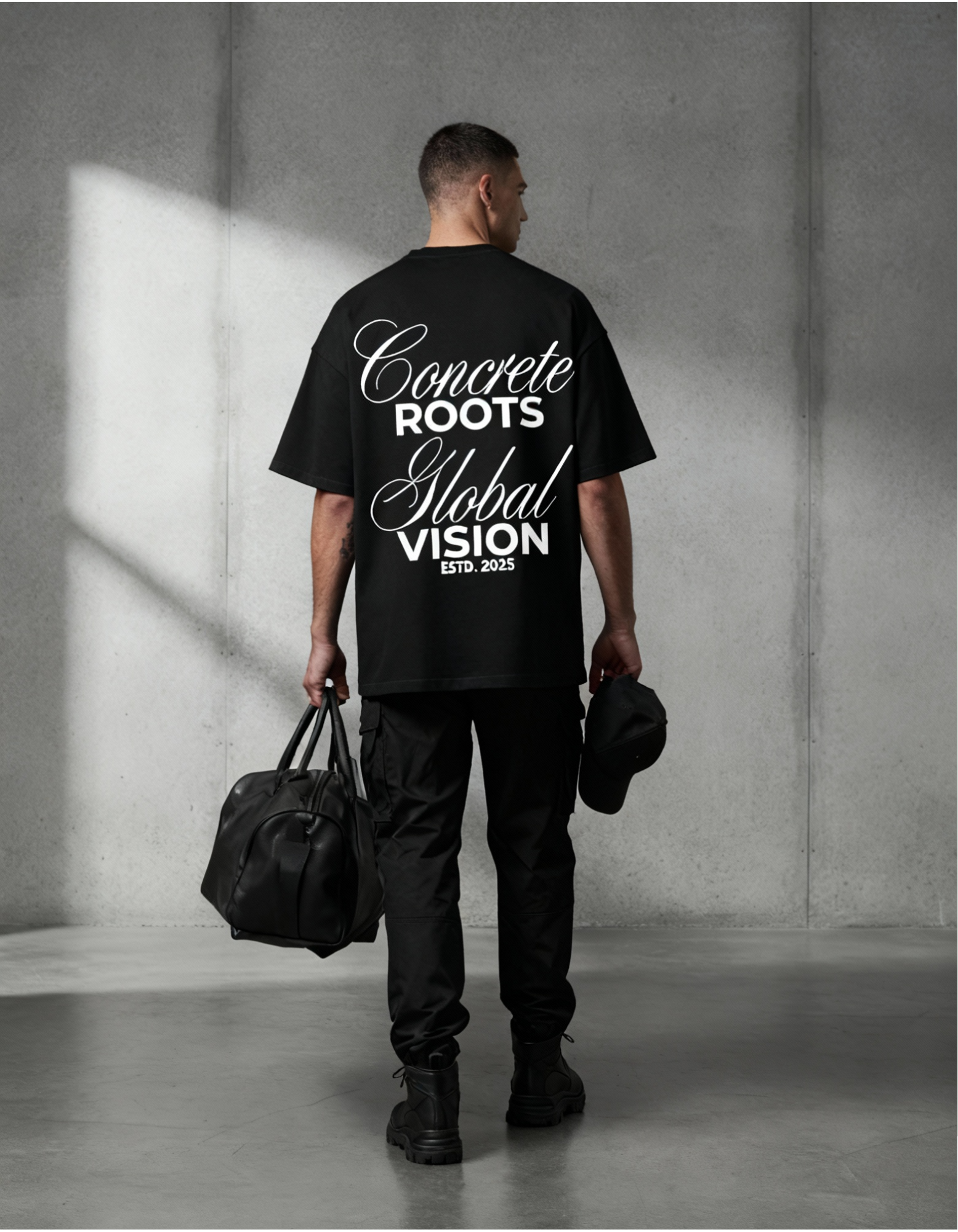 „Model trägt das NIKLO AURI Concrete Roots Tee rückseitig – großer ikonischer Backprint in Weiß.“