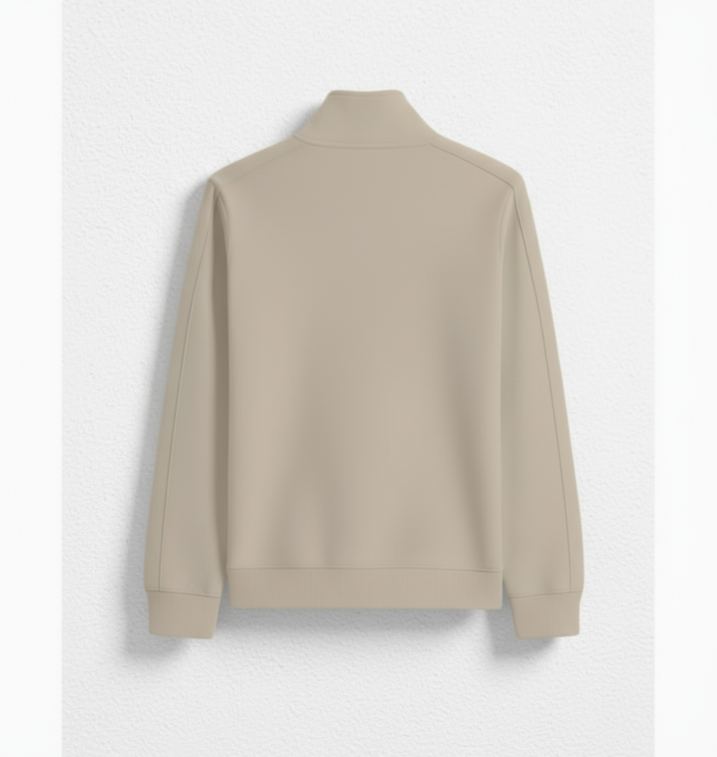 „Rückseite des sandfarbenen Niklo Auri Quarter-Zips – clean & minimal.“