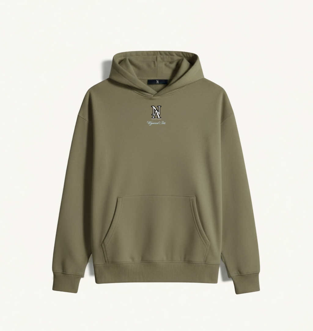 „Olive Grüner Niklo Auri Hoodie mit NA Monogramm.“