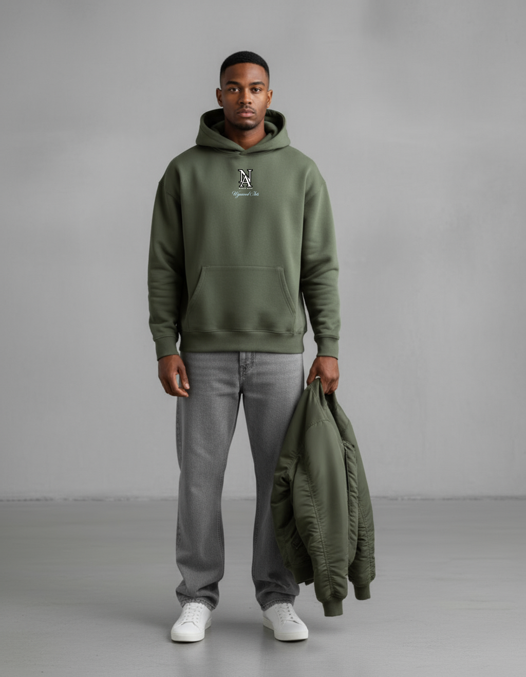 „Model trägt Olive Green Upward Arts Hoodie – Oversized Fit.“