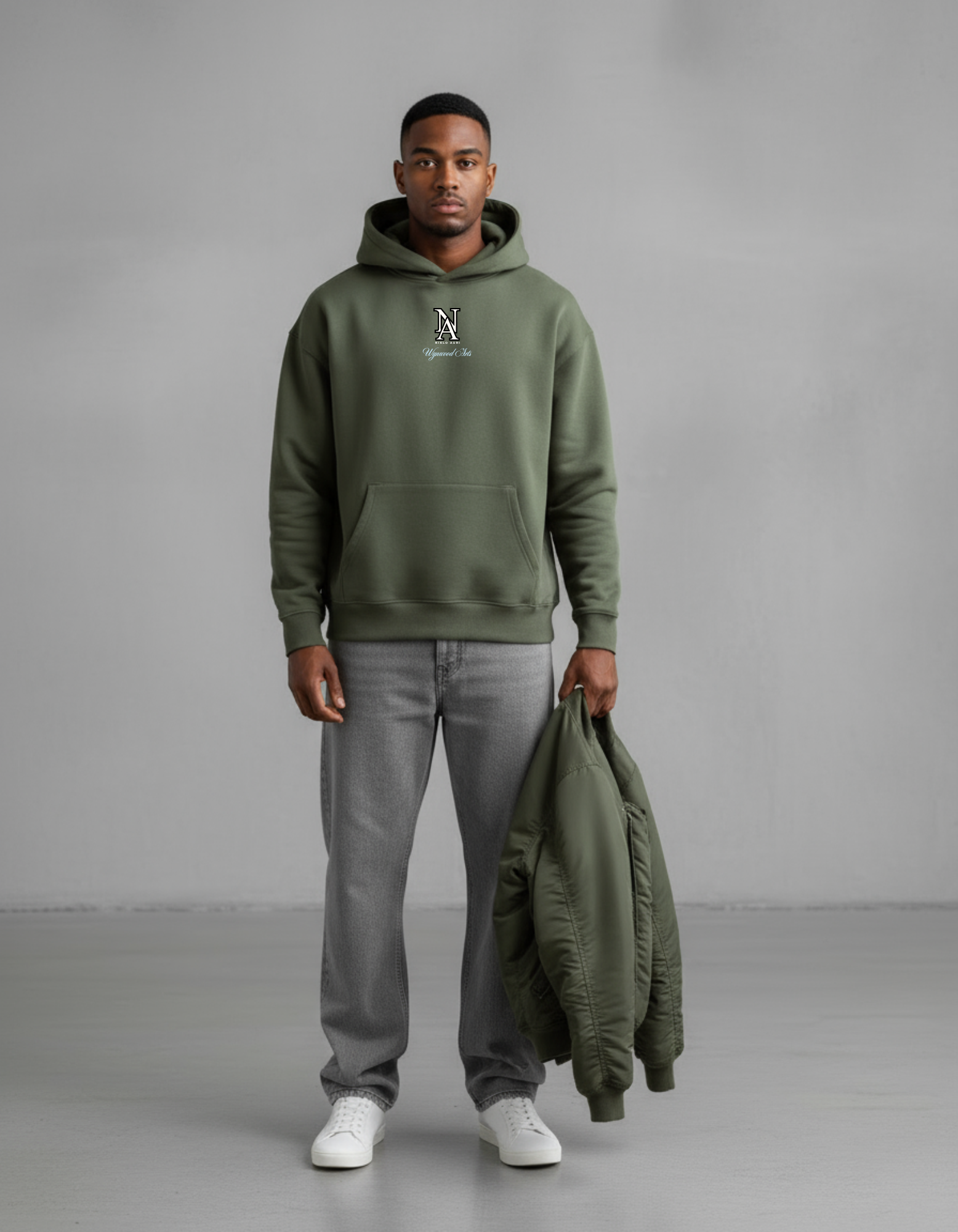 „Model trägt Olive Green Upward Arts Hoodie – Oversized Fit.“
